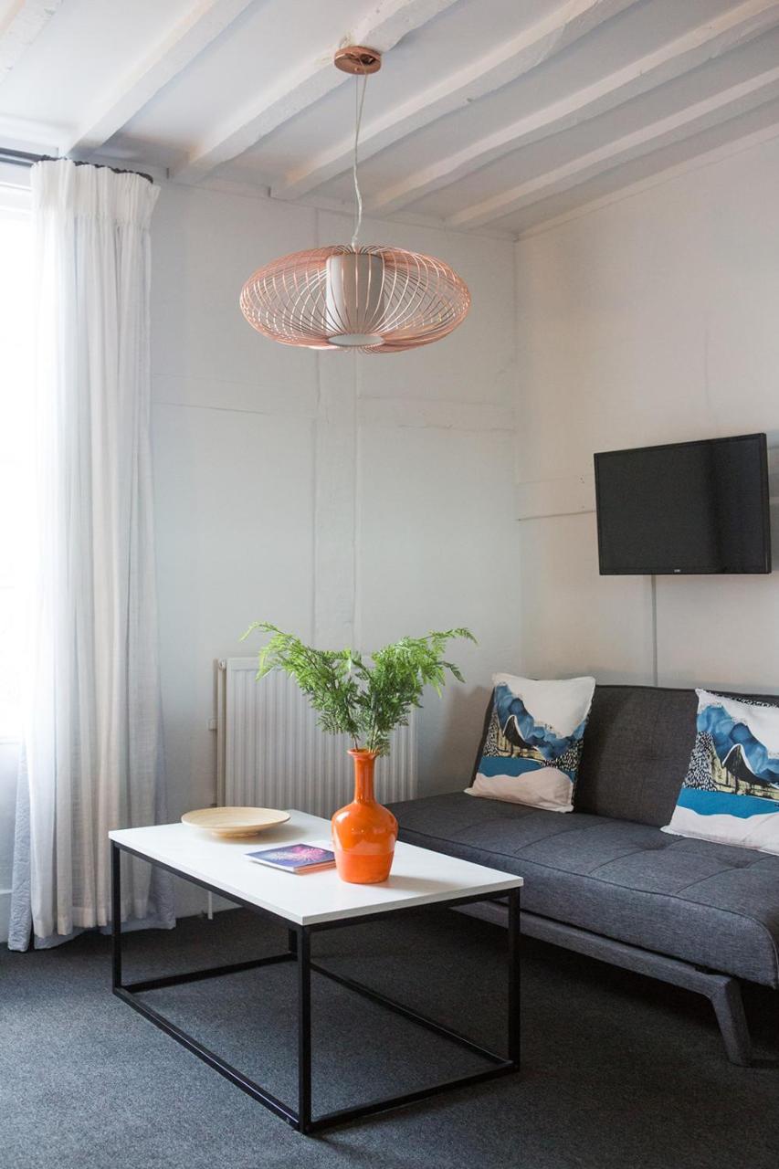 Whitehouse Rye Bed & Breakfast Eksteriør bilde A living room with a flat screen television