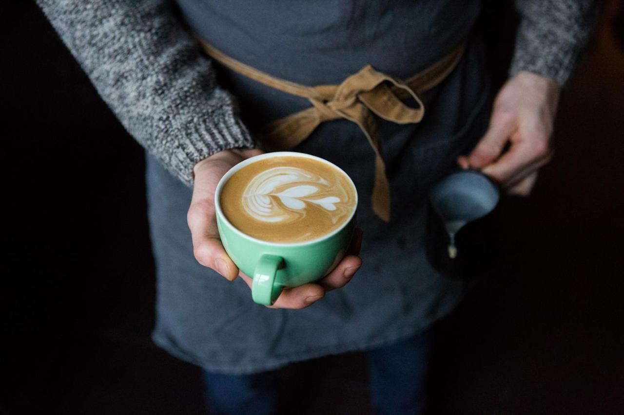 Whitehouse Rye Bed & Breakfast Eksteriør bilde A barista holding a cup of coffee